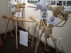 サバー様送り
赤崎神社では牛馬の疫病でしたが、こちらは稲の害虫である雲霞(ウンカ)を追い払うための伝統行事です。
写真は｢サバーサマ｣と｢サネモリサマ」と呼ばれる２体の藁人形で、サバーは神格化されたウンカ、サネモリは源平合戦で稲の切り株に足を捕られて討ち死にした斎藤実盛を指すといわれています。