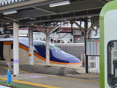 ４日目 後半　2025年4月9日(水)
10:22、米沢駅前バス乗り場から見えた山形新幹線。ディーゼルと新旧の鉢合わせ。