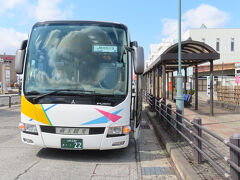 代行バスはこれ。13:47発で坂町駅には16:36に着き、17:16発で新潟に向かえます。もし予定通りだったら、代行バスは16:40今泉発で18:29坂町着。19:07
発で新潟へ…。早い時間にホテルへ入れそうです。