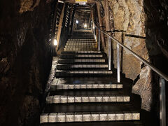 チケット売り場で佐渡金山コース1,500円を支払っていざ中へ！坑内は10度ほどで涼しいが、自転車漕いで暑かったのでむしろ気持ち良い。