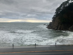 「笹川流れ」という奇岩が続く観光名所のどこかです。