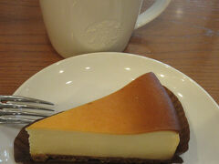 横浜ワールドポーターズ内にあるスタバでTea Timeに。チーズケーキとコーヒーで一息つきました。