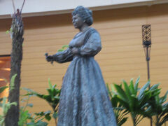 さて、夕方になったので、この日はインターナショナルマーケットプレイスのフラを見に行くことにした。インターナショナルマーケットプレイスの南側の入り口にはエムマ女王の邸宅跡というボードがある。