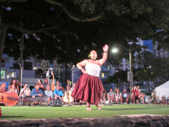 日が落ちるとフラショーが始まった。