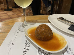 肉肉しく　でかい　ミートボールを　頼みました
ワイン飲んで　ここを出て　他探してます