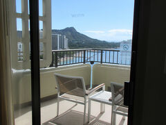 部屋に到着。18Fの部屋。窓越しにダイヤモンドヘッドが見えた。