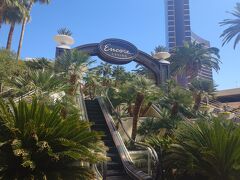 歩いて…

歩いて…

途中のアンコールホテルにGO(〃ω〃)
めったに来ないホテルなのﾃﾞｽ♪