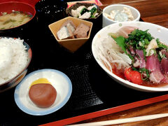 こちらが夜定食。すごく豪華で、お腹いっぱいになりました。