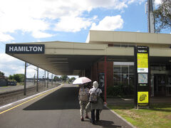 　 ハミルトンの鉄道駅に戻る。ここはバスとの乗換駅になっていた。  ニュージーランド鉄道(Kiwi Rail)に乗りたい一心で列車を待つこと3時間。16時近くなってようやく駅員さんが一人登場、その姿を見ただけで安堵する。行き先を告げると「大丈夫だよ」と笑って安心させてくれた