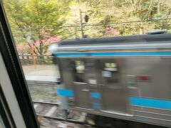 　香川県と徳島県の県境辺りにある、四国随一の秘境駅である「坪尻駅」を通過しようとしています。丁度その時、特急の対向列車とすれ違い、駅舎の写真が撮れませんでした。しかし、そんなにがっかりする必要はありませんでした。というのは、次の３枚の写真をご覧ください！