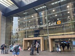 ブリュッセル南駅

南はフランス語で Midi、オランダ語で Zuid。券売機で行先検索を Brussel と入力すると10個くらい表示されるズゥ～っと一番最後がブリュッセル南駅となる。最初見つからなくて焦った。
