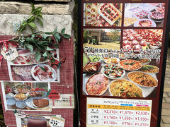 「いちご一会」というレストランでビュッフェの昼食を頂きます。

日曜日なのでレストラン内はかなり混雑していました。