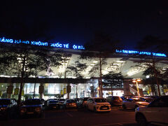 ノイバイ国際空港外観です。
深夜の時間帯、空港利用者も少なくスムーズに入国できました。