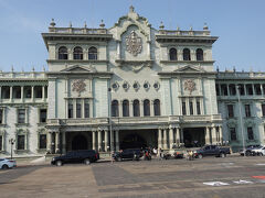 スペイン時代の総督府（今は国立宮殿）ここはデモの始めと終わりになる。壁は緑ですが、銅の化学反応で緑になった。ホルヘ・ウビコ大統領（在職１９３１－１９４４年）１９４３年に７８億円かけて改装した。３５０のサロンがある。自分の名前も書いた。部屋の外に信号があり、赤の時は在室。緑は不在との事。（各部屋の入口にあるそうです。）２トンのシャンデリア(ボヘミア産）がある。
初めは中米合衆国を考えたが、１８２１年９月１５日（グアテマラが独立宣言の日付）５か国が独自に独立を宣言し、中米合衆国は成らなかった。
した。