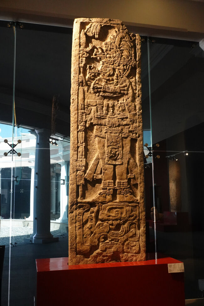 入口の展示（石柱）