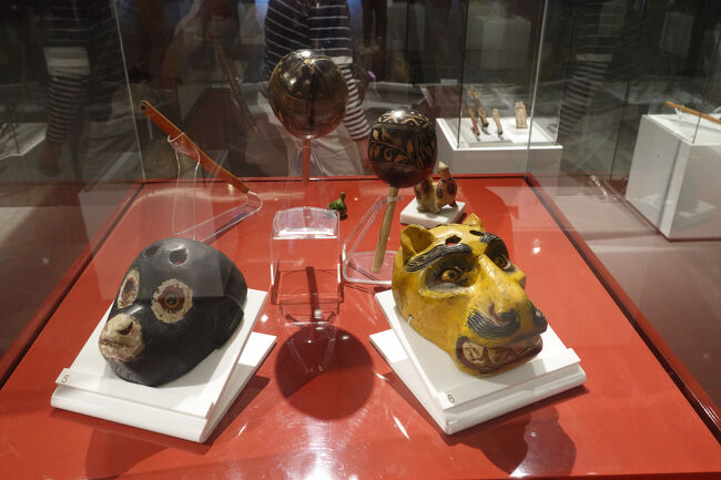 入口の展示（動物の仮面）