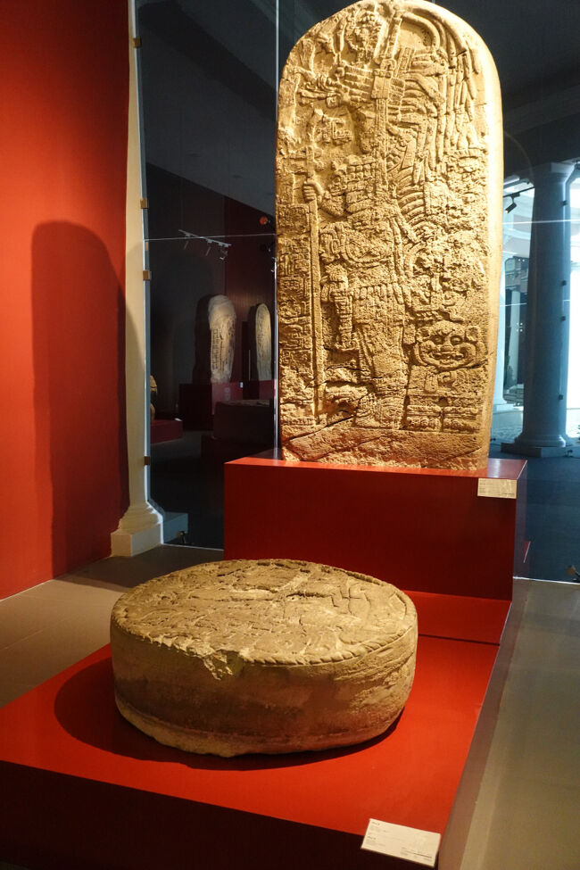 入口の展示（石碑と祭壇）