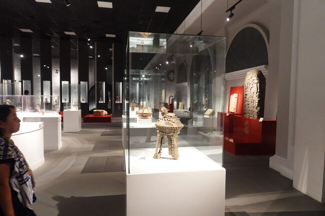 香炉（ＡＤ２－３Ｃ）足台はジャガーの足　粒粒があり、煙が上の口より出る。　