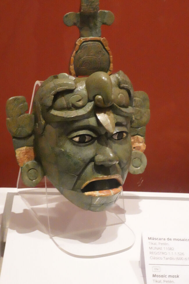 ティカルの王様の仮面（国宝）全面がヒスイ　王に似せる為、ヒスイのモザイクになっている。白目以外はヒスイ。今は常設されている。