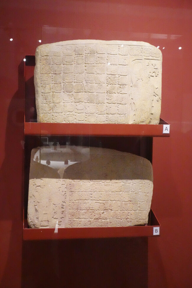 石柱（カミナル・フユ遺跡）マヤ文字で王が部下に伝える内容