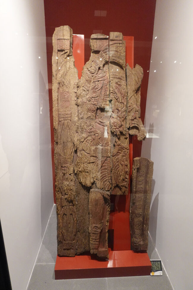 神殿の天井（王の偉業を描く。１５００年前のカオバ（マホガニー）の木