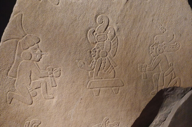 戦争に勝利した時の偉業を描く。<br />真ん中の人はヒスイの仮面　右の人は縛られている。