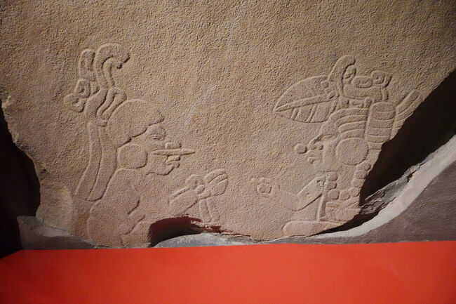 戦争に勝利した時の偉業を描く。<br />左の人は縛られている。　右の人は頭飾りを付けている。