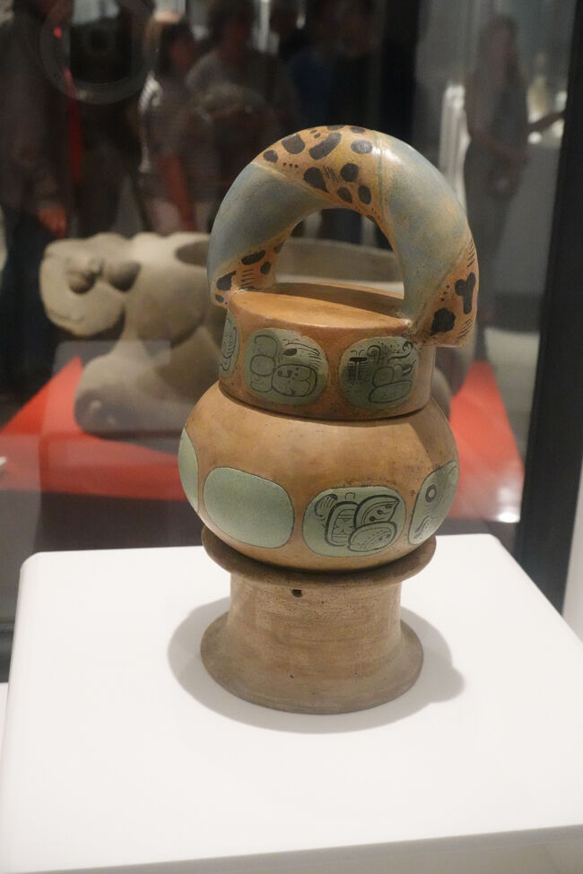 入れ物（蓋が閉まる様になっている。）