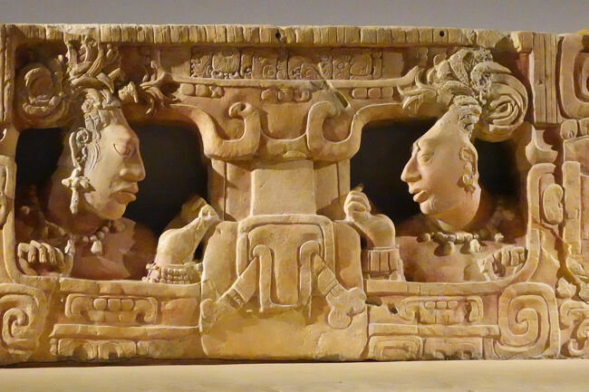 玉座（２人の男性が向き合って話をしている。グアテマラの宝です。耳飾りがあり、目は一重　手首に宝を巻く。）<br />Ｐｉｅｄｒａｓ　Ｎｅｇｒａｓ遺跡より見つかった。