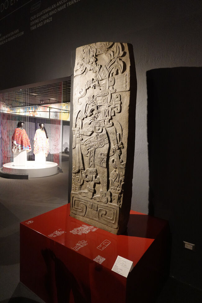 カミネル・フユ遺跡（マヤの初期）の石柱（色が違う。）