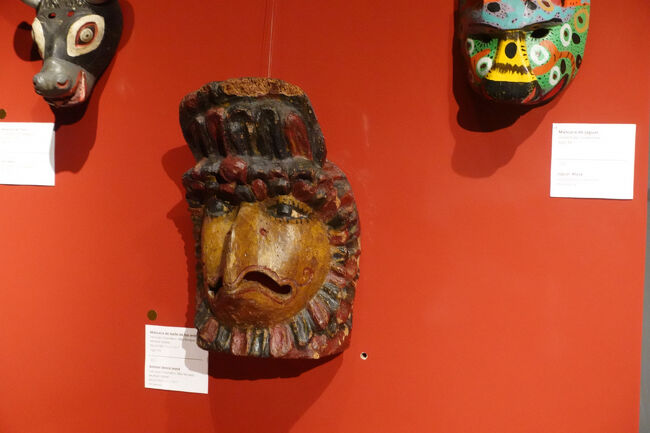 スペイン以後もマヤの仮面が残っている。<br />マシモン（聖人）男性が狩に行くとき、この仮面を家に置く。これを置くと妻を守ってもらえる。（働かない人や何もしない人のイメージである。）