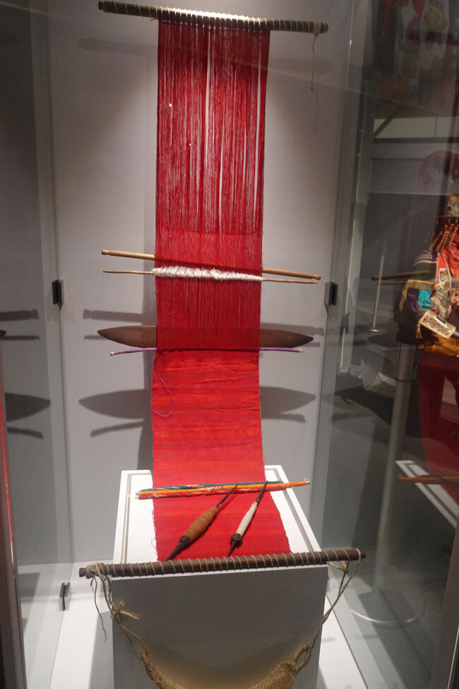 機織り（女性が行う。）