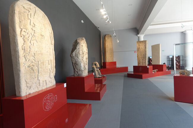 多くの石碑があります。