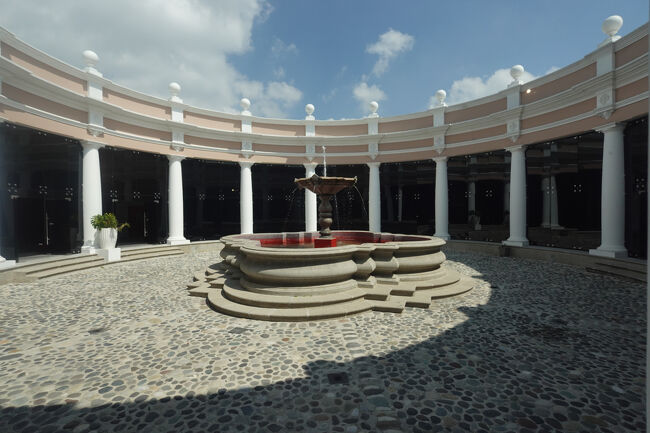 博物館の中庭（噴水と石碑）