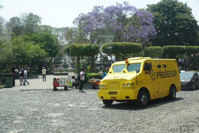 中央公園と現金輸送車