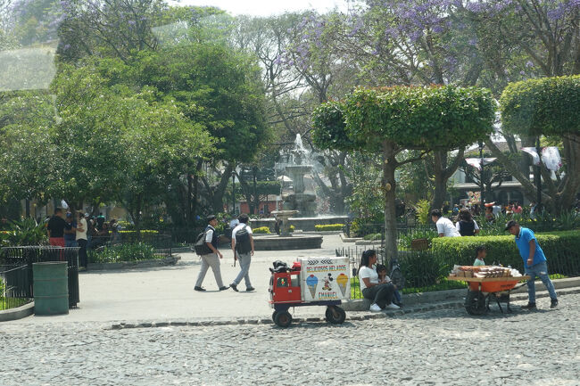 中央公園（真ん中に噴水があります。）