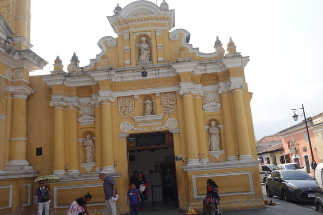 教会の隣の病院（医療は無料だが死亡率は高い。資産証明で差がある。中米中より人が来る。）