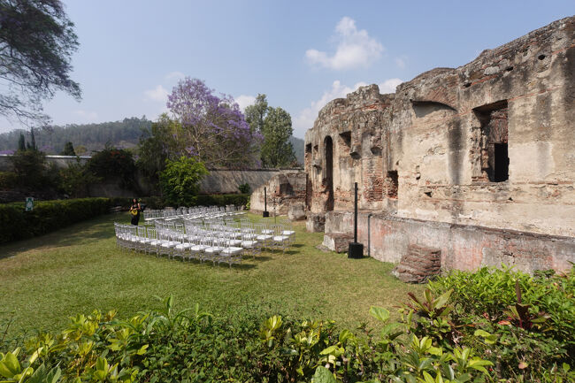 別の中庭（結婚式の準備をしていました。）