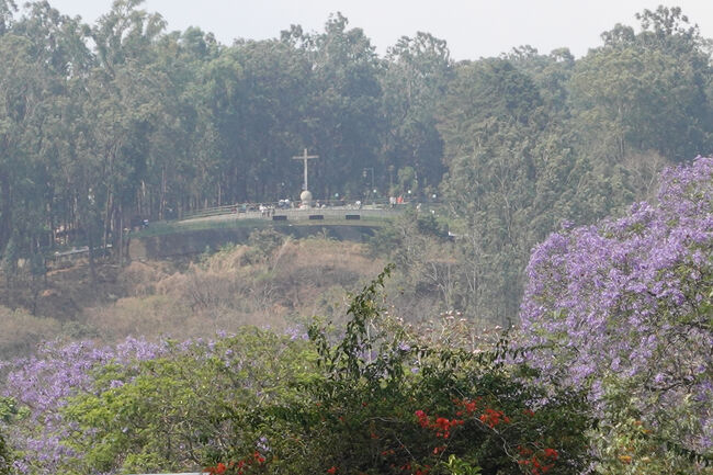 中庭より十字架の丘を見上げます。