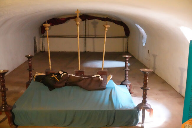 地下にある霊廟（遺体をここに置き、骨にします。その後、家に帰し、埋葬をします。（地面に帰る意味）カトリックはあまり、遺体を大切にしない。