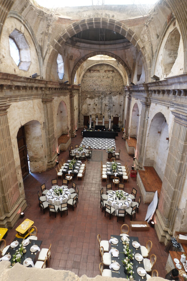 ２Fよりの礼拝堂（奥に祭壇があり、２F（ここより）より修道女が讃美歌を歌う。<br />（結婚式の準備中）