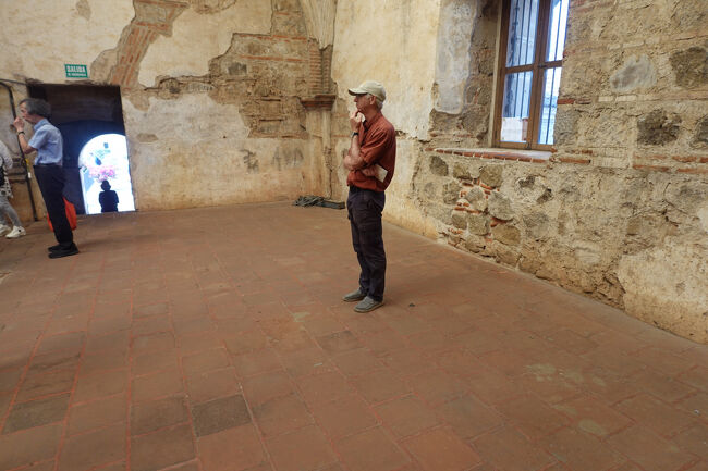 ２Fの修道女が歌う所<br />１９７６年に最後の地震があった。１９７６年以後はゴーストタウンになった。その為、地下トンネルが発見され、男女が会う所が見つかった。それで出来た子供は殺され、カタコンベにその遺体を置いたという。