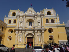 メルセー教会（スリヂラ建築と言います。バロックとネオルネッサンスの複合で１４４５年より早い建築様式です。壁と柱が厚く、耐震となる。）