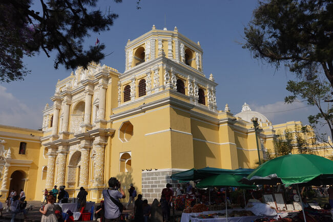 歩いてメルセー教会に行きます。