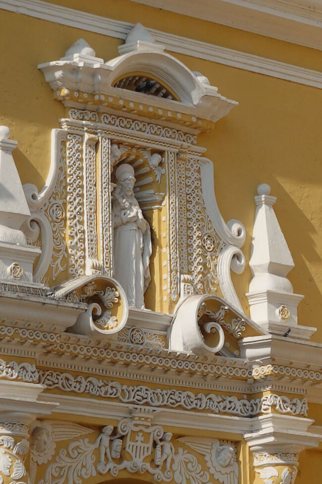 赤ちゃん（イエス）を抱える一応、父のヨセフ（少し、困ったような表情です。）