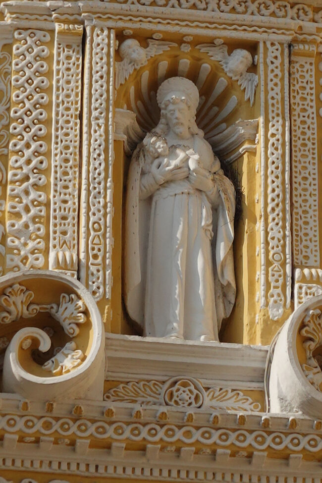 赤ちゃん（イエス）を抱える一応、父のヨセフ（少し、困ったような表情です。）