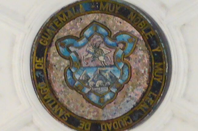 天井にモザイク画があります。<br />サンティアゴの章（白馬のサンティアゴと３つの火山（真ん中がフェゴ火山で火を噴いています。）<br />