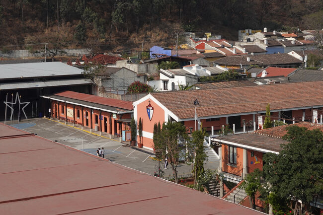 学校（公立は無料。私立は小・中・高で６０００円ー３万円（月）