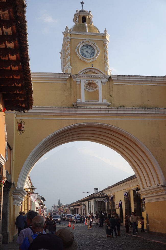 時計台と奥のアグア火山