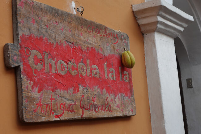 チョコの店「Chocola la la」（看板）アンティグアのお店の看板は景観を考え、大きく出せず、小さくお店の入口にしか出せない。基本的に看板はなく、道路標識もない。壁の色も決められています。